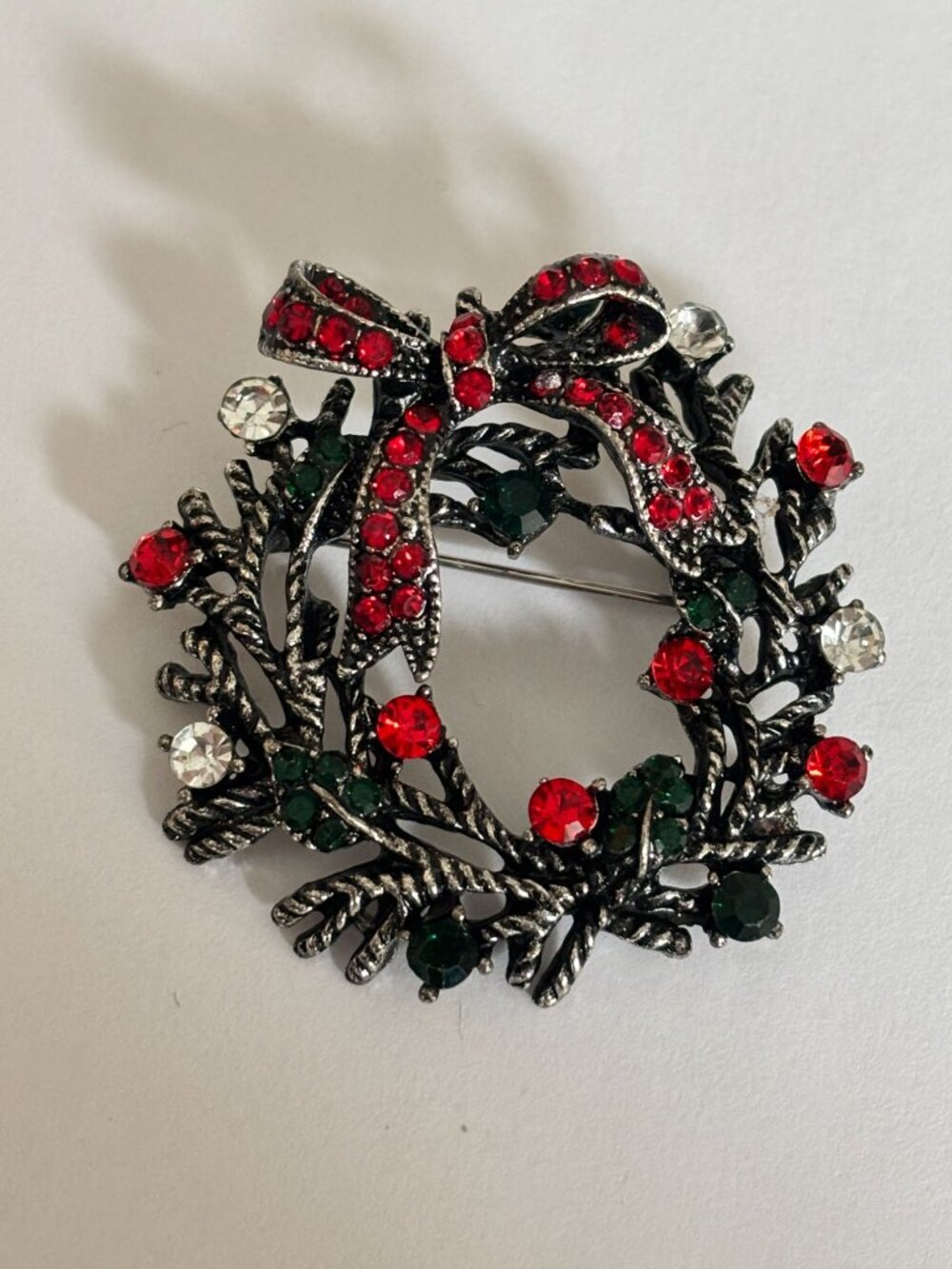 Christmas Wreath Brooch Pin Red and Green Rhinestone Holiday Jewelry Silver Tone - Picture 6 of 6